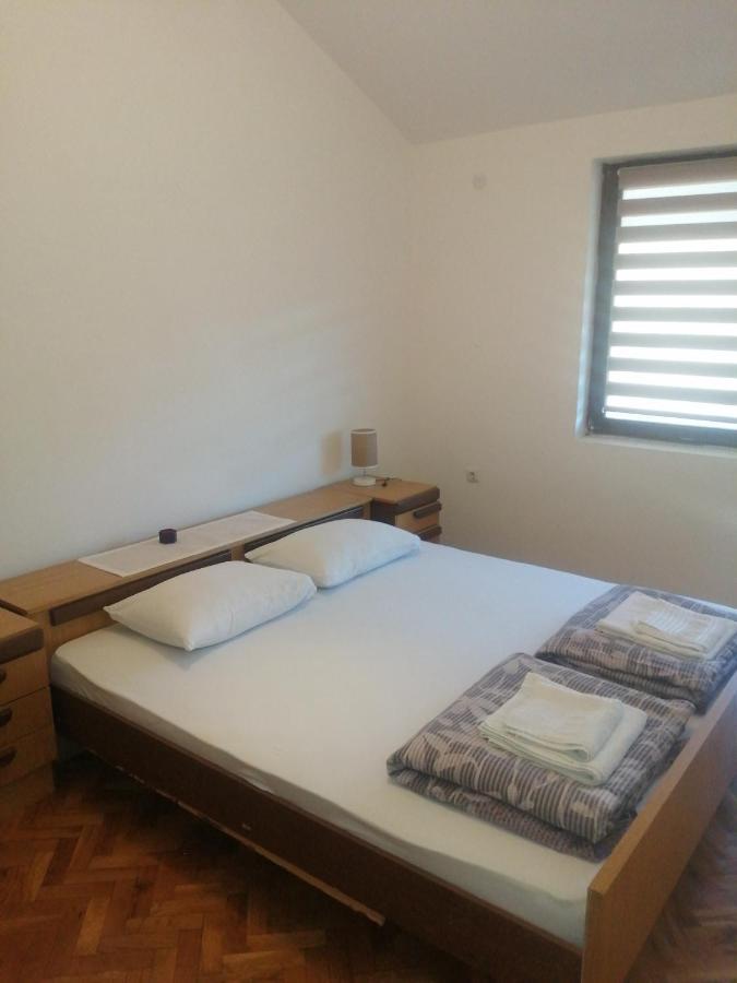 Appartamento Domacinstvo Trifunovic Pretresnja Esterno foto